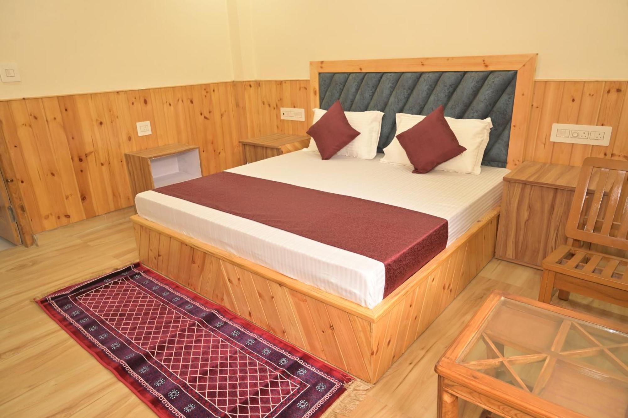 Hotel Royal Galaxy Tirthan Banjār Exteriör bild
