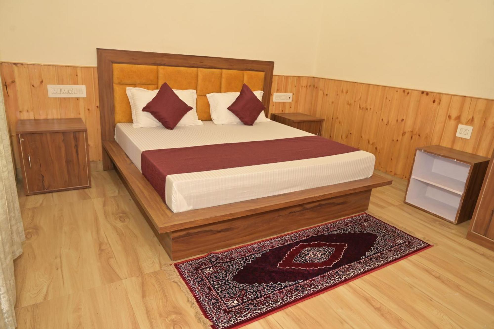 Hotel Royal Galaxy Tirthan Banjār Exteriör bild