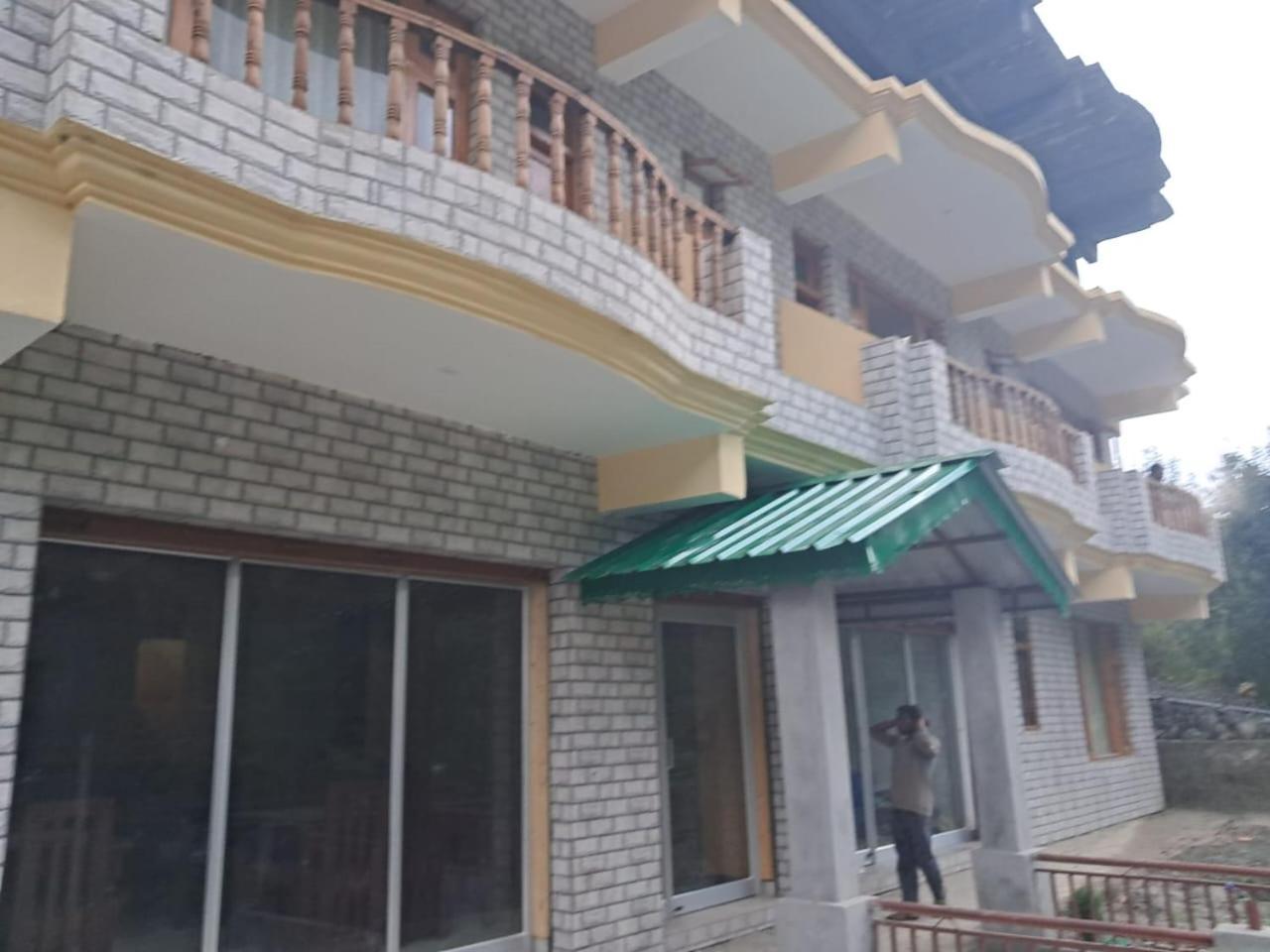 Hotel Royal Galaxy Tirthan Banjār Exteriör bild