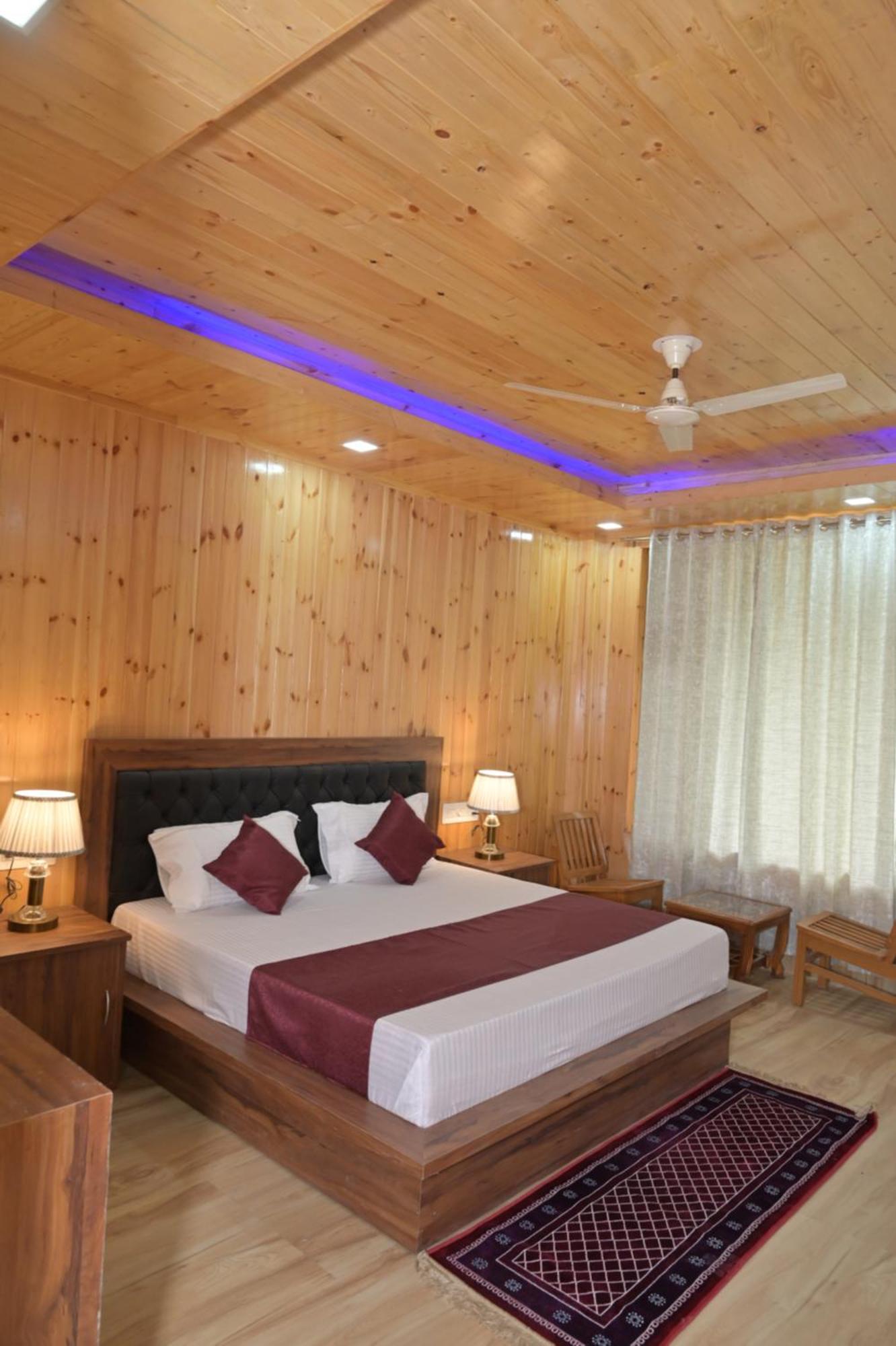Hotel Royal Galaxy Tirthan Banjār Exteriör bild